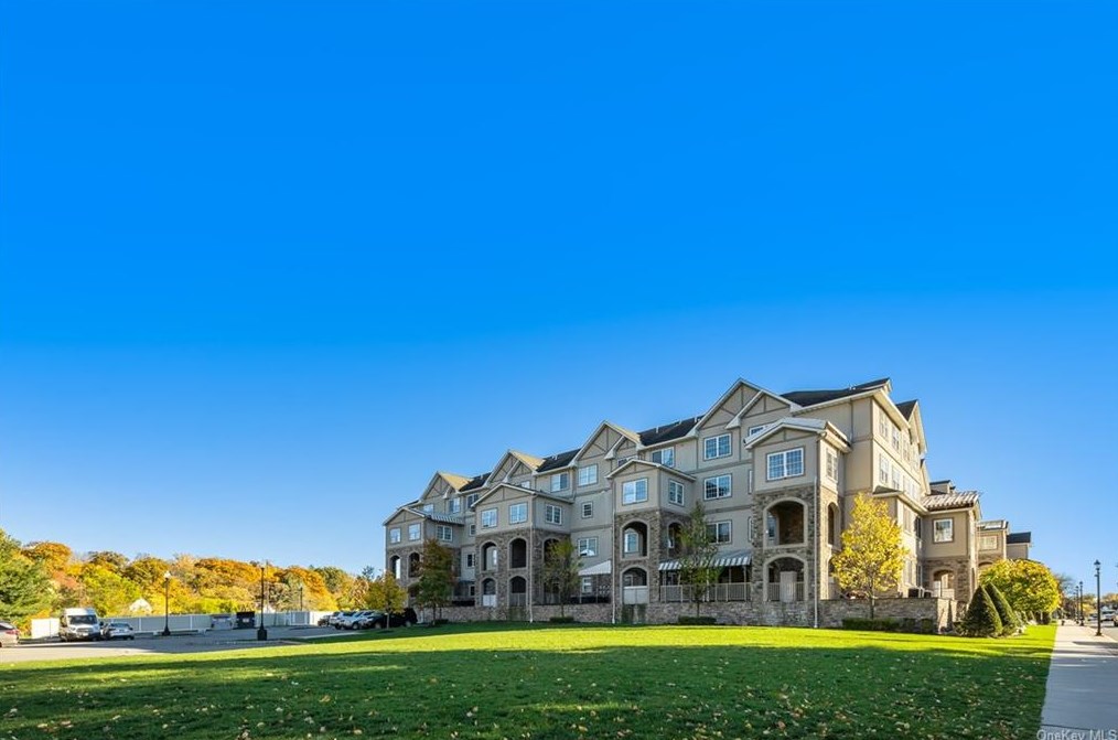 1114 Parkview Dr, Chestnut Ridge NY  10977-4976 exterior