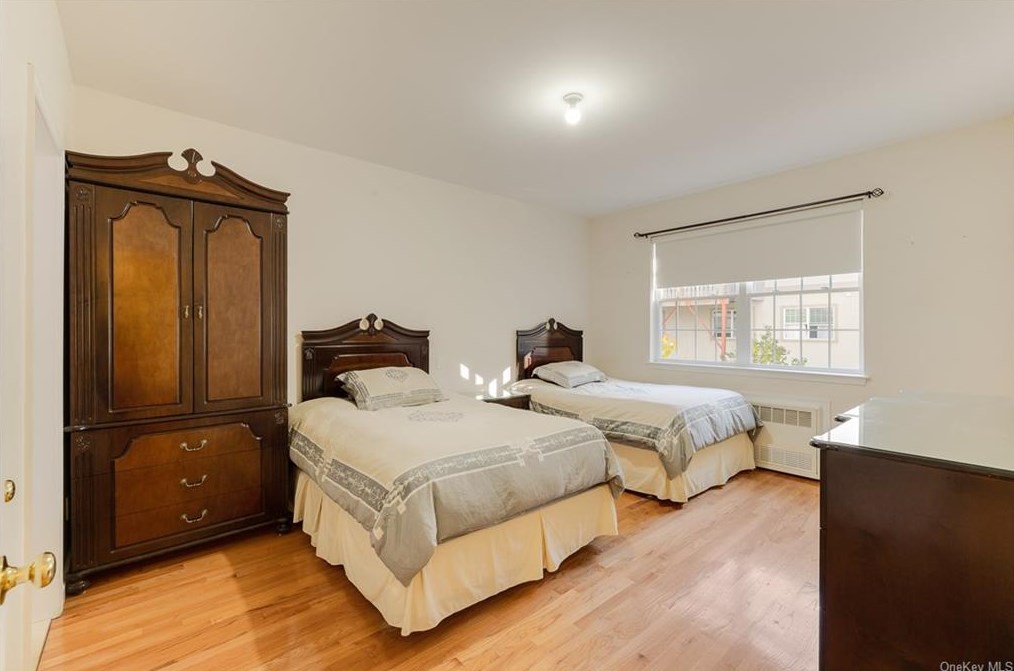 1114 Parkview Dr, Chestnut Ridge NY  10977-4976 exterior