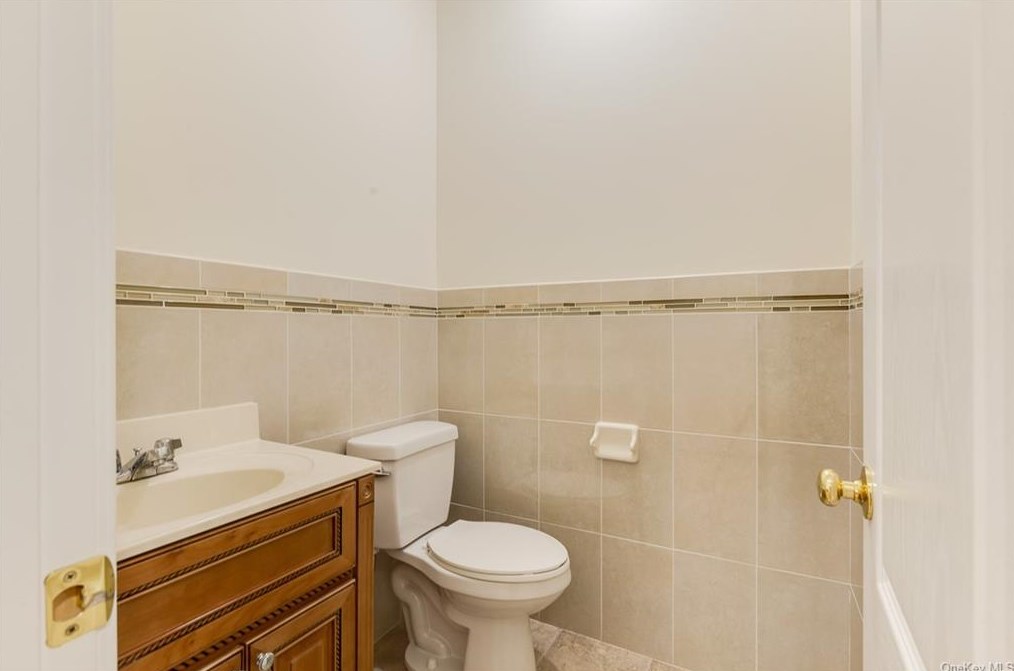 1114 Parkview Dr, Chestnut Ridge NY  10977-4976 exterior