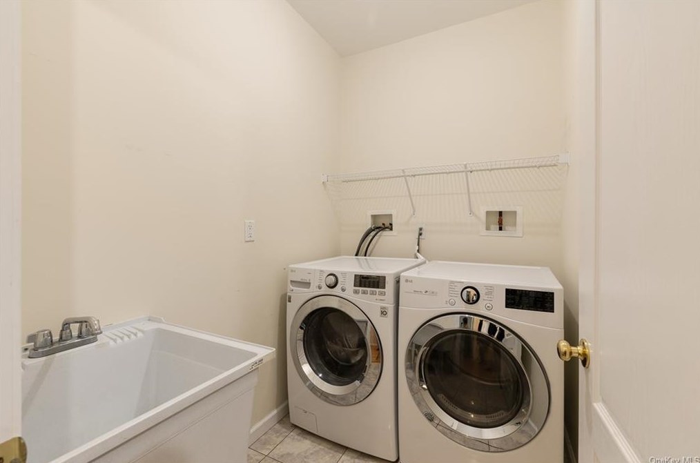 1114 Parkview Dr, Chestnut Ridge NY  10977-4976 exterior