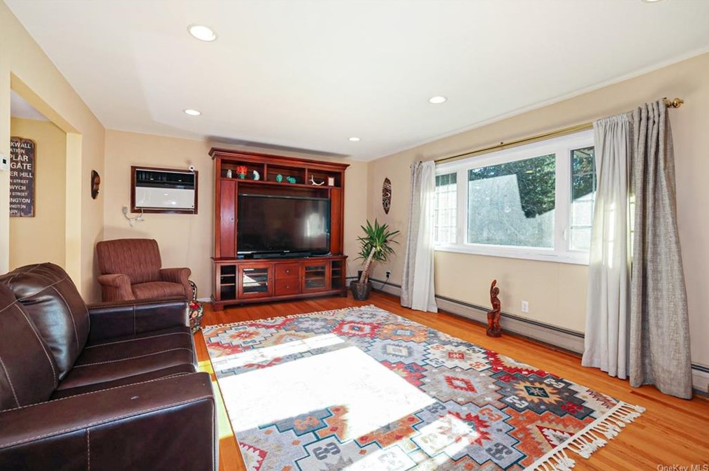 2 E Gate Rd, Airmont, NY 10901