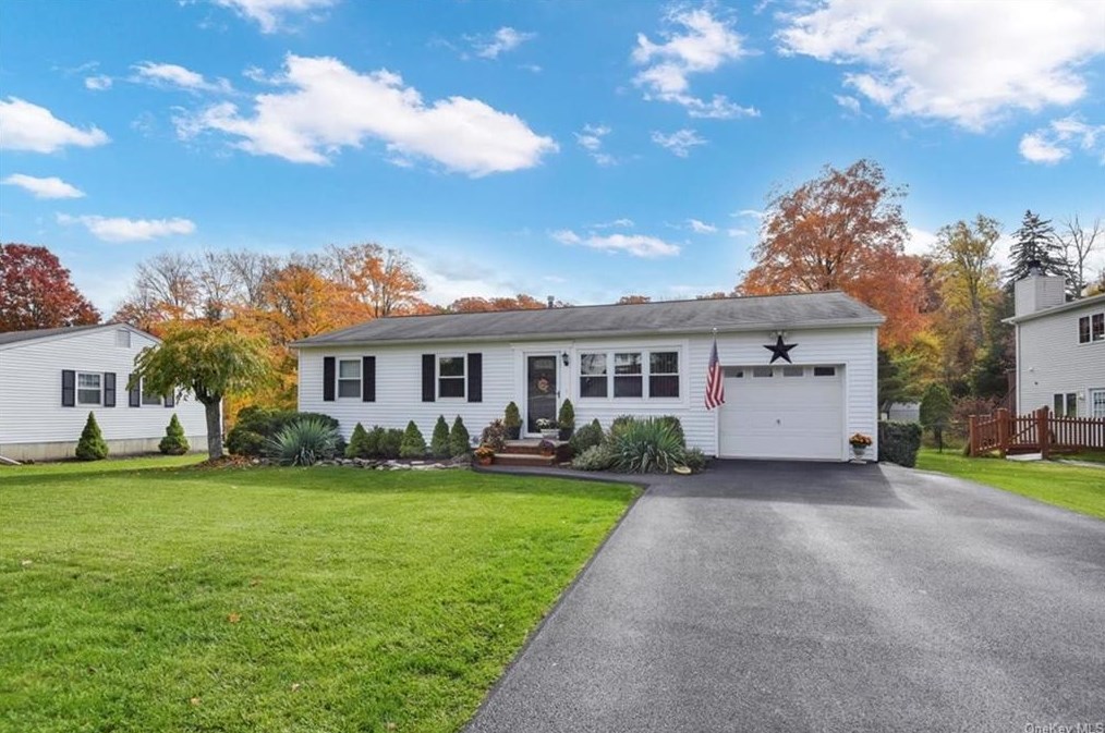 29 Newbury St, Monroe, NY 10950-1532
