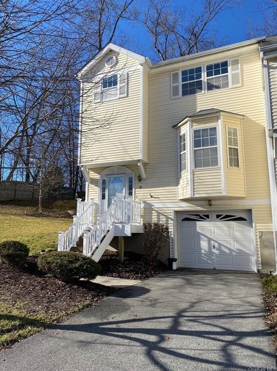 18 Lake Ridge Dr, Middletown, NY 10940