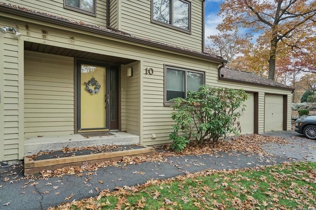 10 Ironwood Dr, Highland Mills, NY 10930