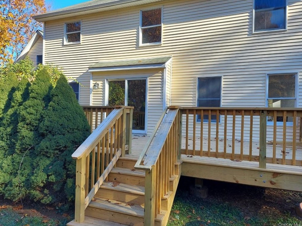 17 Canterberry Ct, East Fishkill NY  12533-5260 exterior