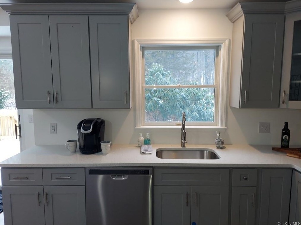 17 Canterberry Ct, East Fishkill NY  12533-5260 exterior