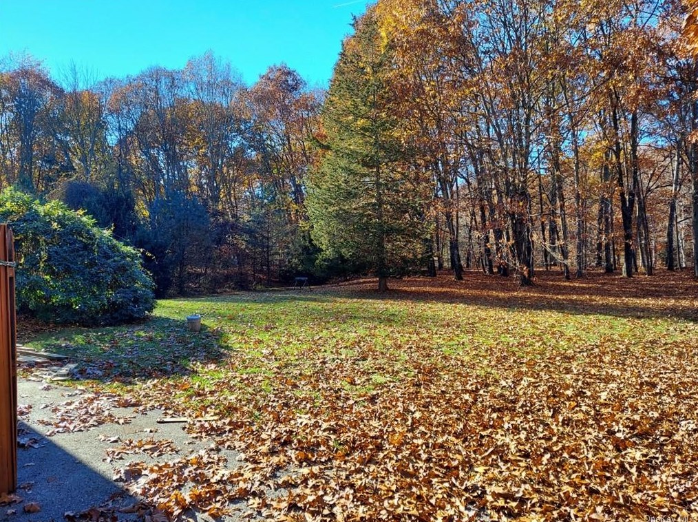 17 Canterberry Ct, East Fishkill, NY 12533-5260