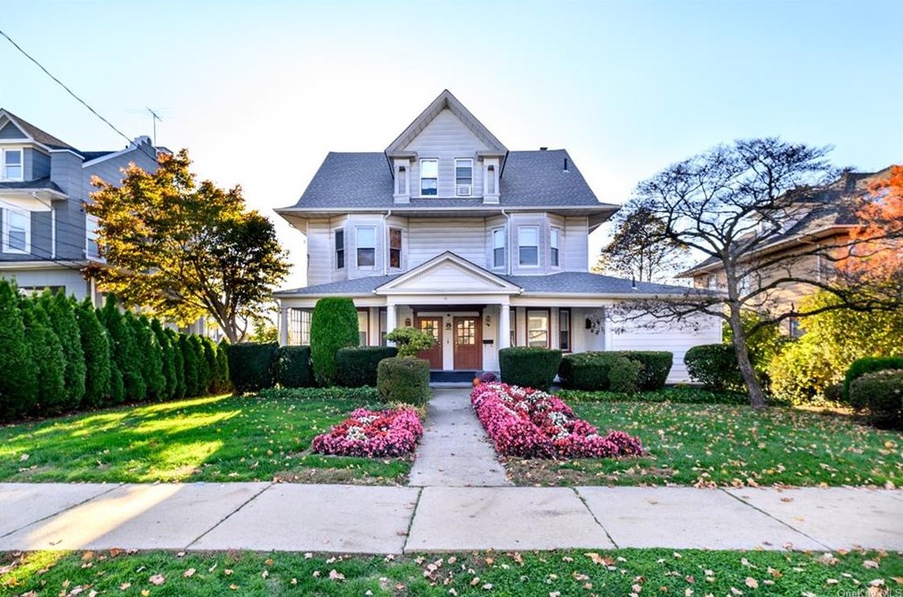 11 Neptune Ave, New Rochelle, NY 10805