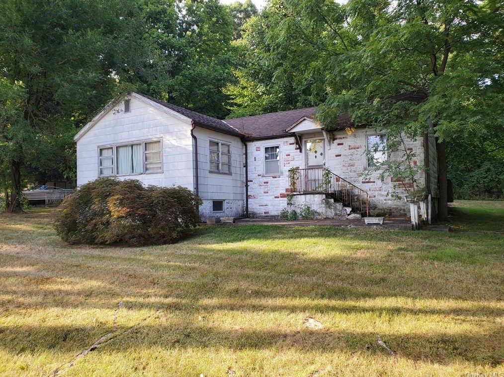 12 Leslie Dr, Mahopac, NY 10541