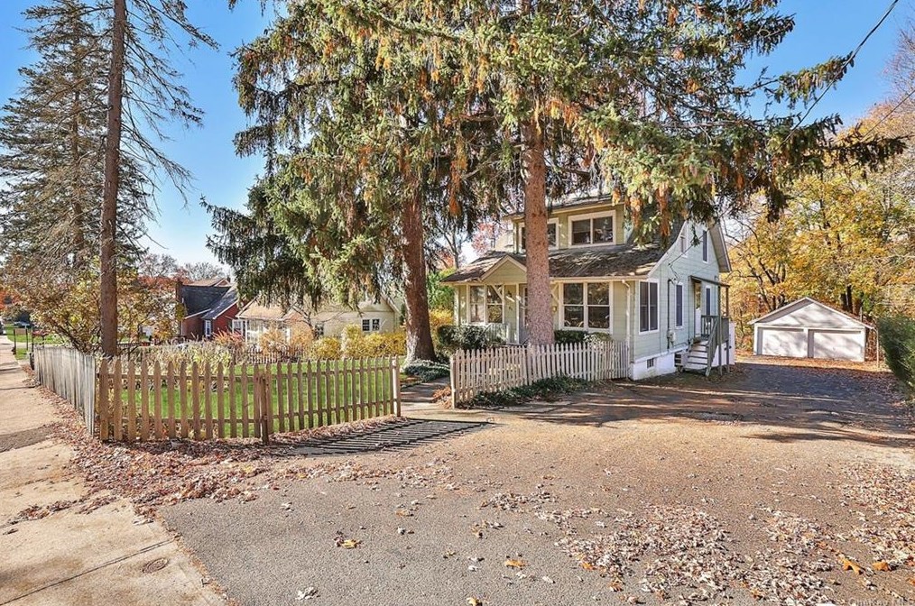 31 Hempstead Rd, Chestnut Ridge, NY 10977