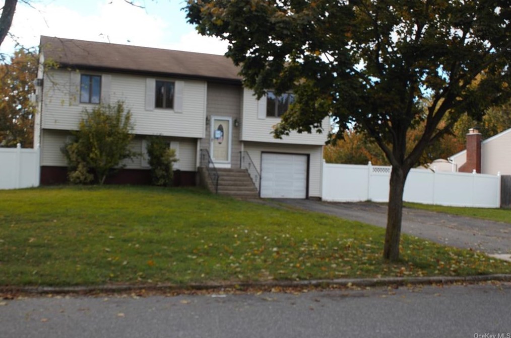 6 Starling Ct, Coram, NY 11727-2709