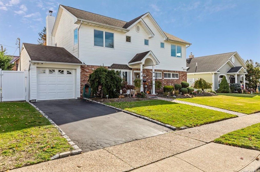32 Candy Ln, Syosset, NY 11791-4910