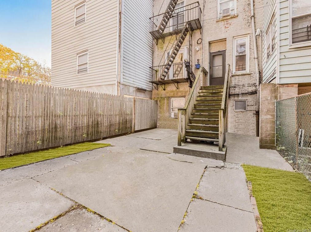 96 Elliott Ave, Yonkers NY 10705-2305 exterior