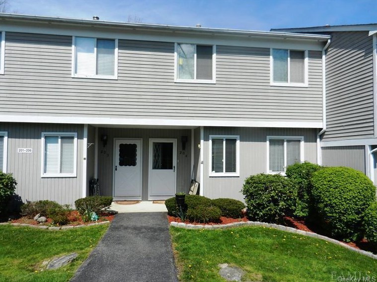 204 High Meadow Ln #204, Yorktown Hgts, NY 10598
