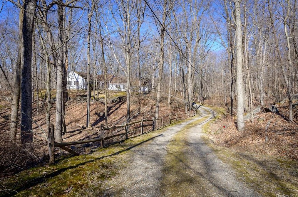 8 Tatomuck Rd E, Scotts Corners, NY 10576
