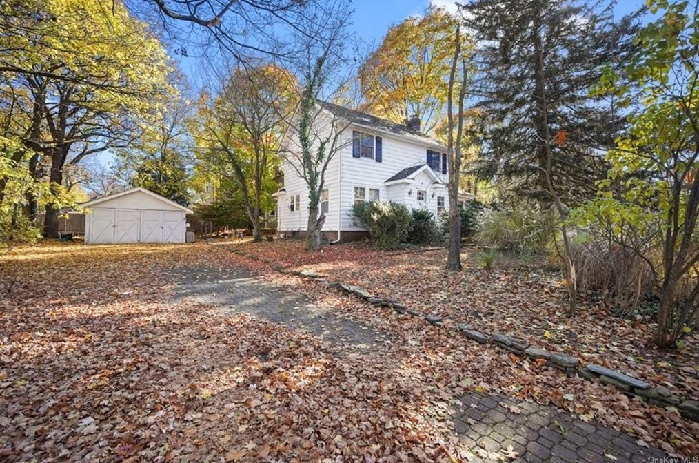 7 Woodland Dr, Airmont, NY 10901