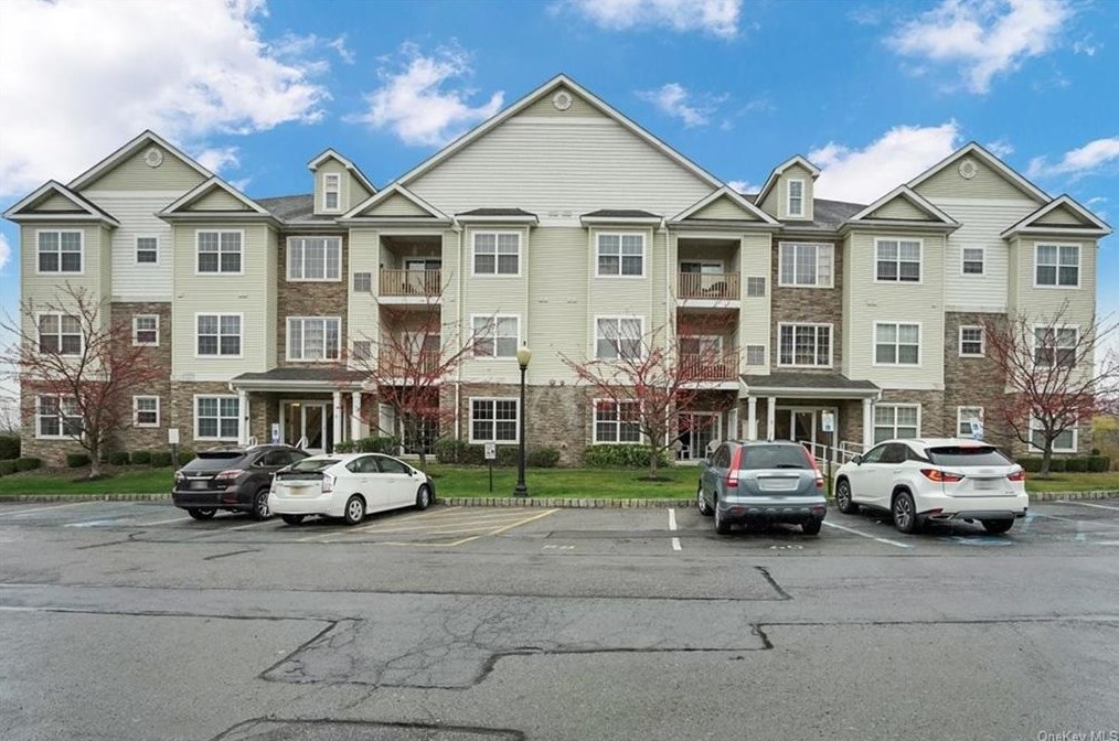 836 Tower Ridge Cir, Middletown, NY 10941