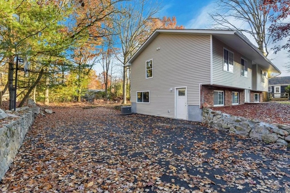 8 Marian Dr, Newburgh, NY 12550-1841