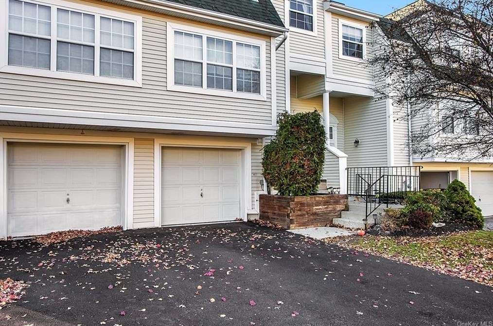 107 Delafield Ln, Newburgh, NY 12550-2578