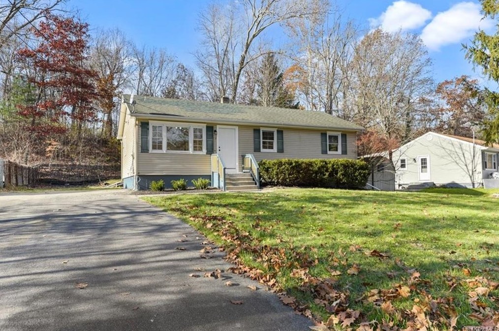 48 Apple Ln, Middletown, NY 10940