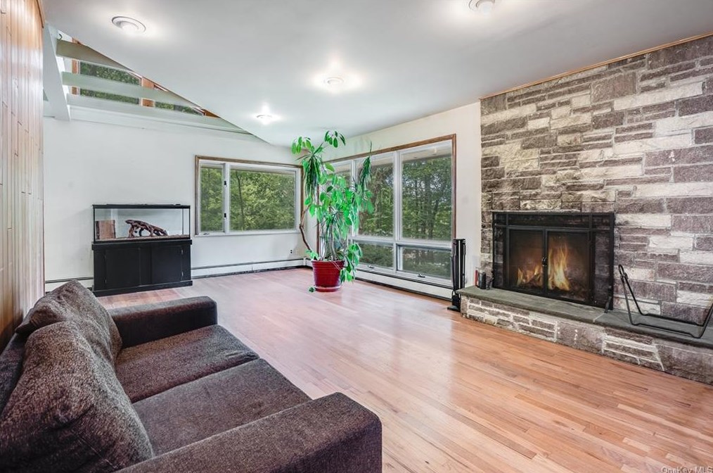 680 Fieldstone Ct, Yorktown Hgts, NY 10598