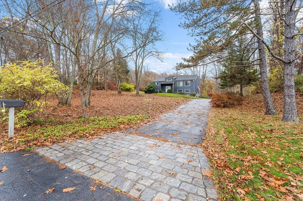 11 Bonny Dr, Somers Town, NY 10589