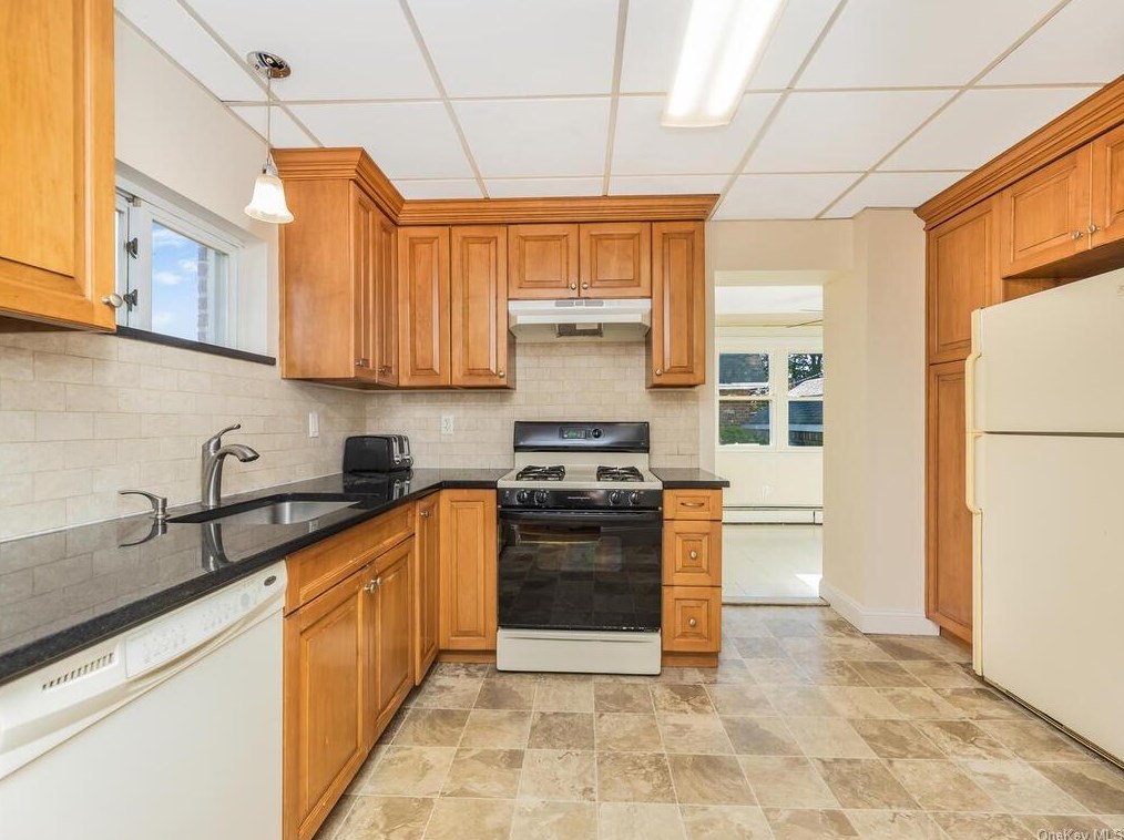 56 Crotty Ave, Yonkers NY 10704-2730 exterior