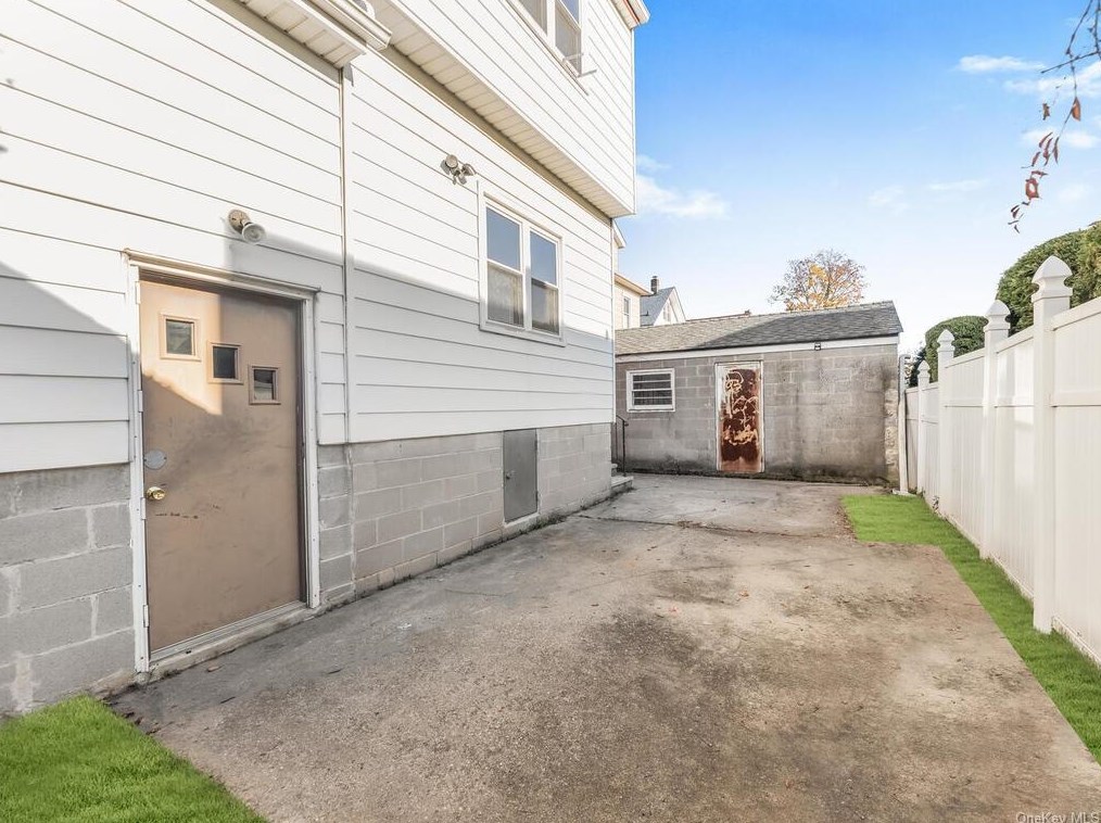 56 Crotty Ave, Yonkers NY 10704-2730 exterior