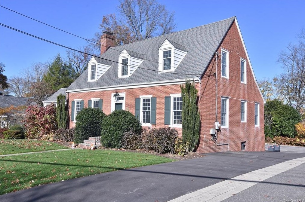 196 W Pondfield Rd, Yonkers, NY 10708