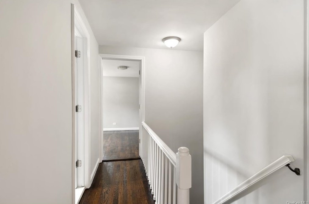 30 Roxbury Dr, Yonkers NY  10710-1816 exterior