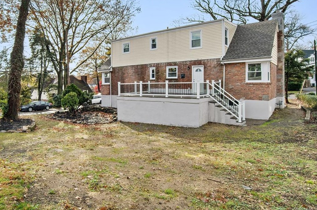30 Roxbury Dr, Yonkers NY  10710-1816 exterior