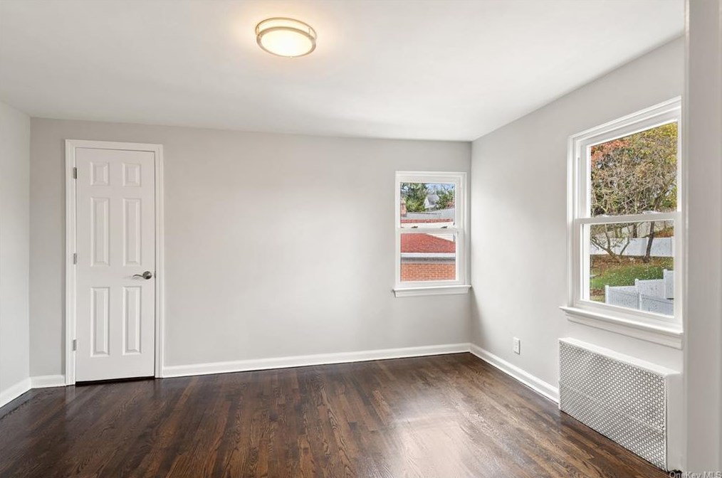 30 Roxbury Dr, Yonkers NY  10710-1816 exterior