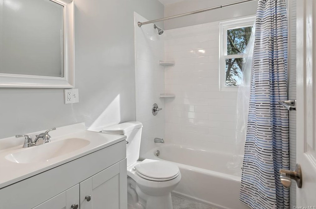 30 Roxbury Dr, Yonkers NY  10710-1816 exterior