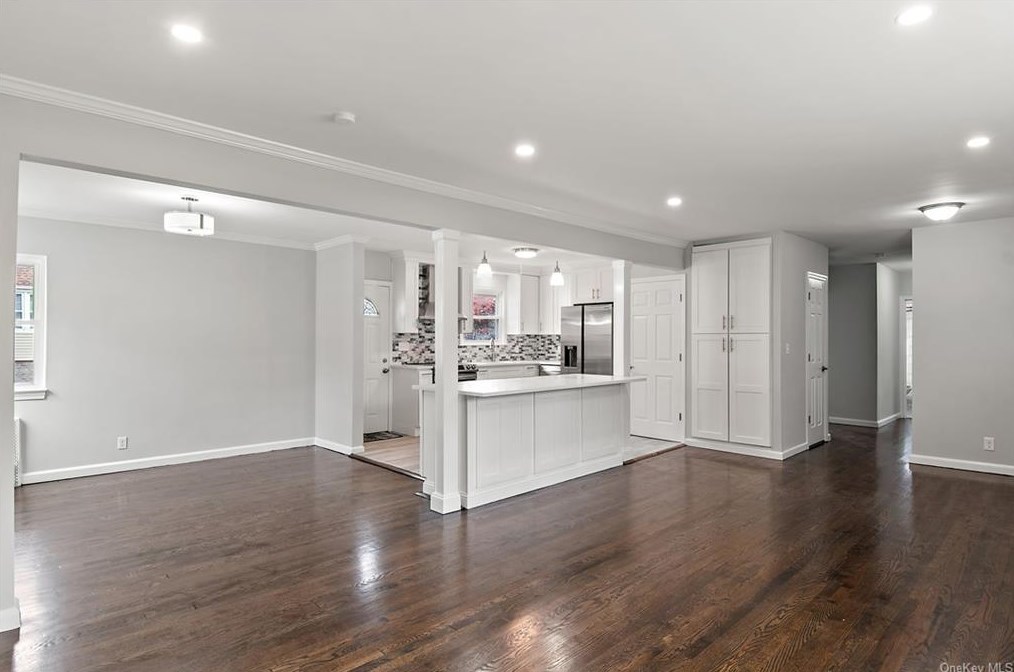 30 Roxbury Dr, Yonkers NY  10710-1816 exterior