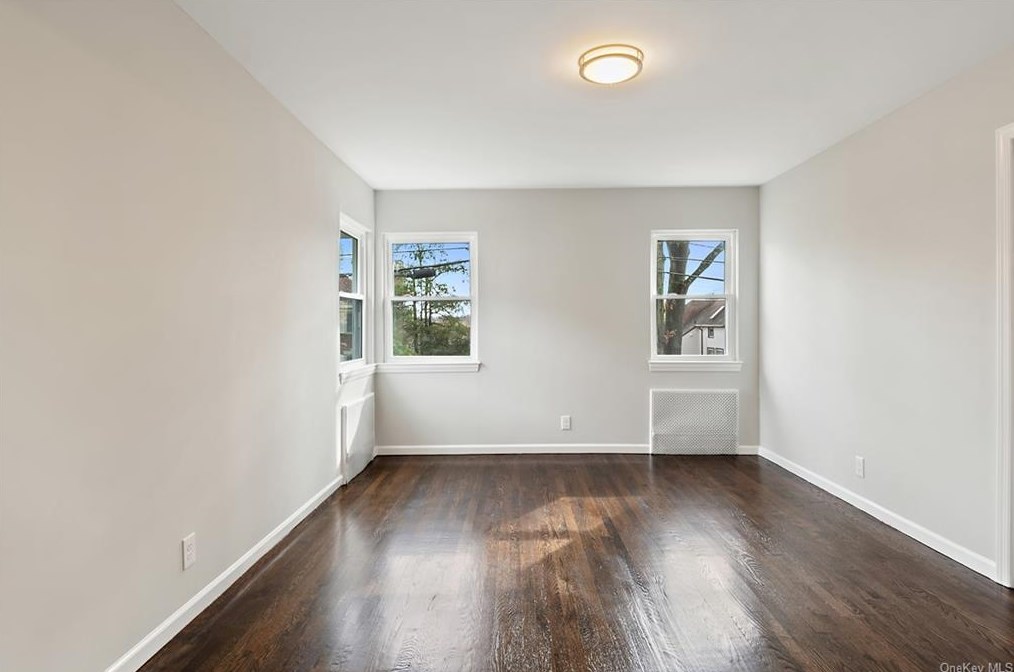 30 Roxbury Dr, Yonkers NY  10710-1816 exterior