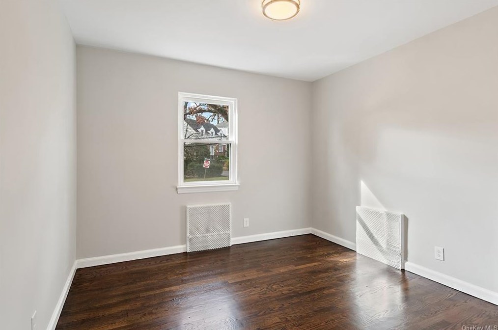 30 Roxbury Dr, Yonkers NY  10710-1816 exterior