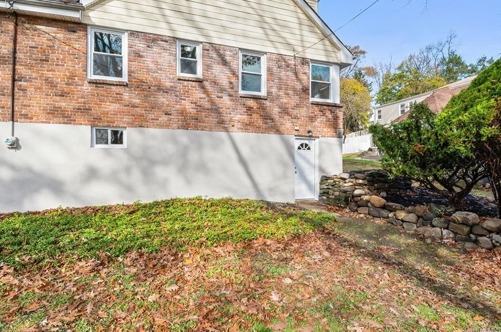 30 Roxbury Dr, Yonkers NY  10710-1816 exterior