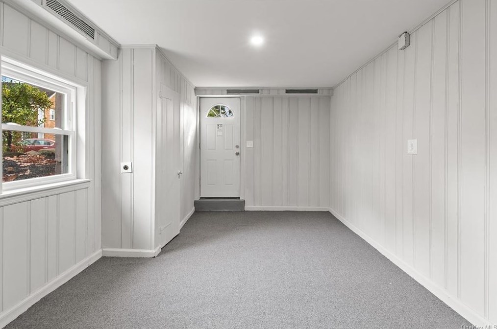 30 Roxbury Dr, Yonkers NY  10710-1816 exterior