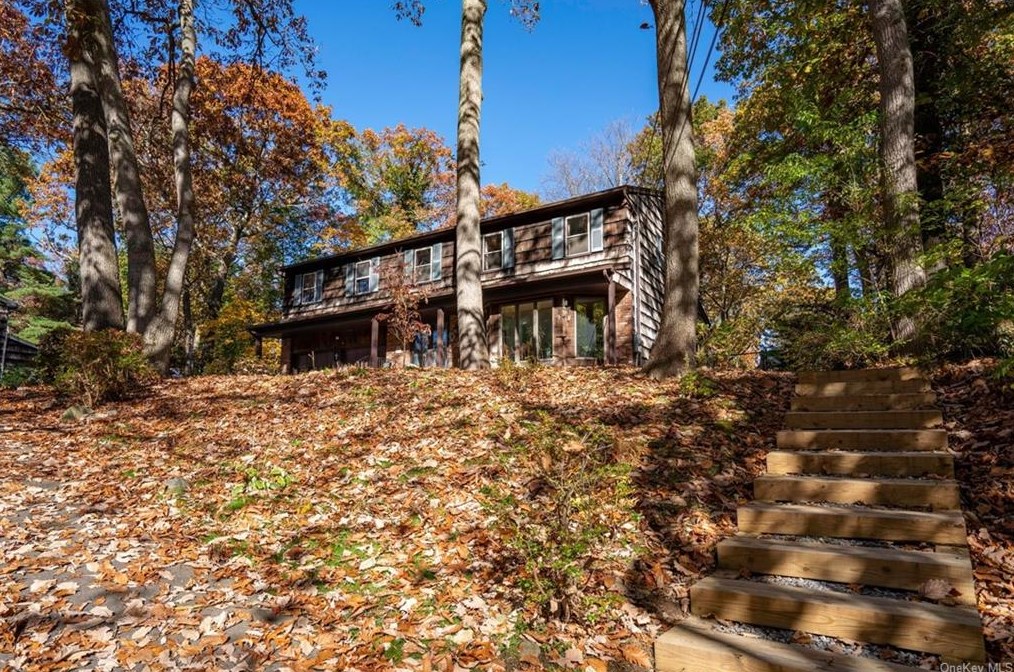 118 Stony Hollow Rd, Center Port, NY 11721-1735