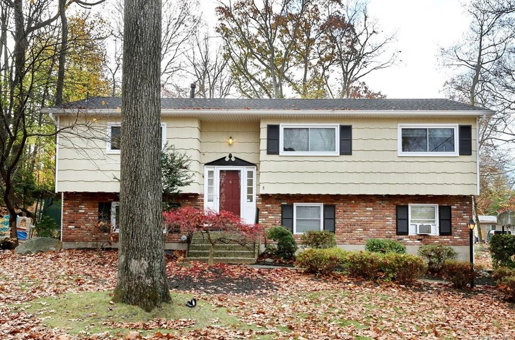 8 Onderdonk Rd, Airmont, NY 10901