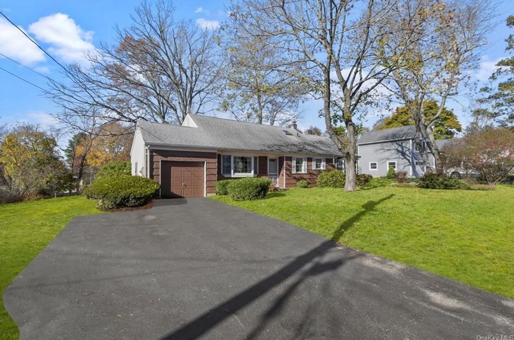 2713 Larkspur St, Yorktown Hgts, NY 10598
