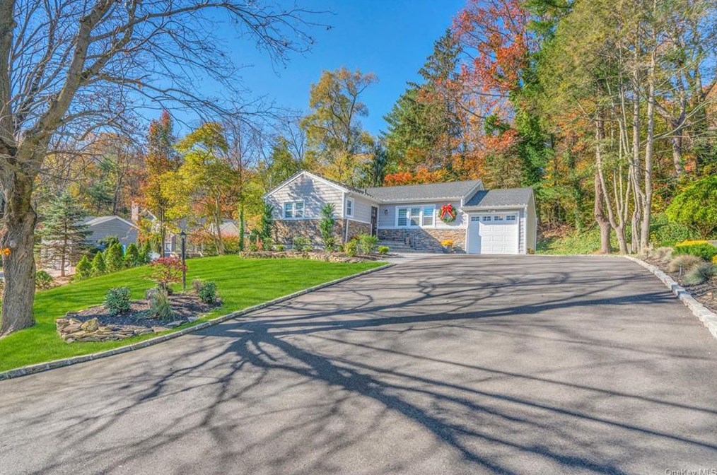 15 Renville Ct, Mill Neck, NY 11765