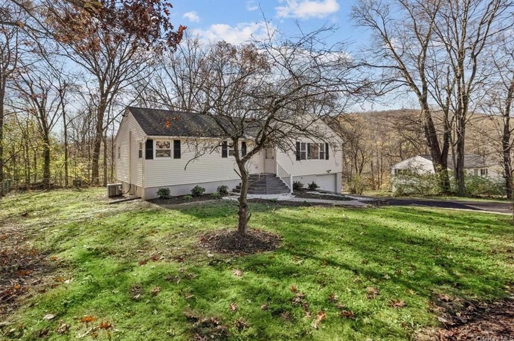 3 Michelle Dr, Newburgh, NY 12550-1802