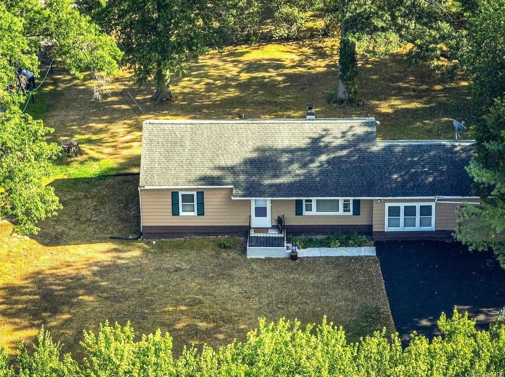 2 Denniston Ln, Rock Tavern, NY 12575