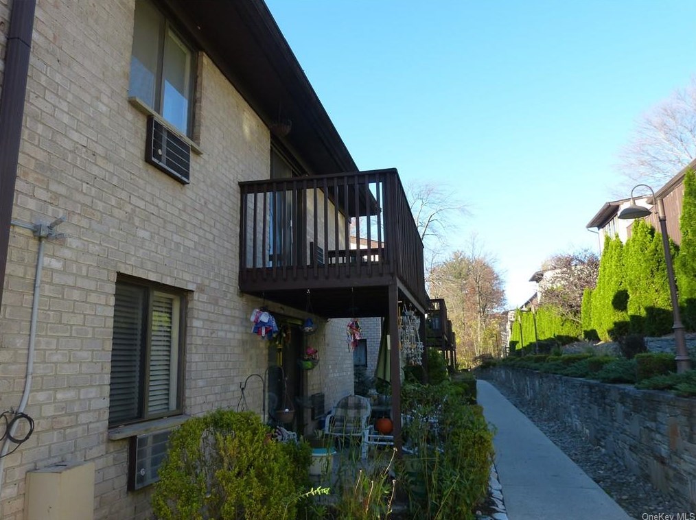 7 Secora Rd, Chestnut Ridge NY  10952-3742 exterior