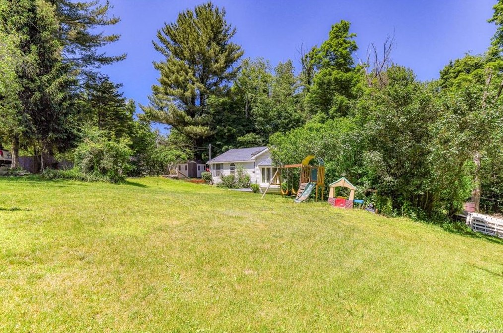 87 Highview Ter, Bloomingburg NY  12721-4316 exterior