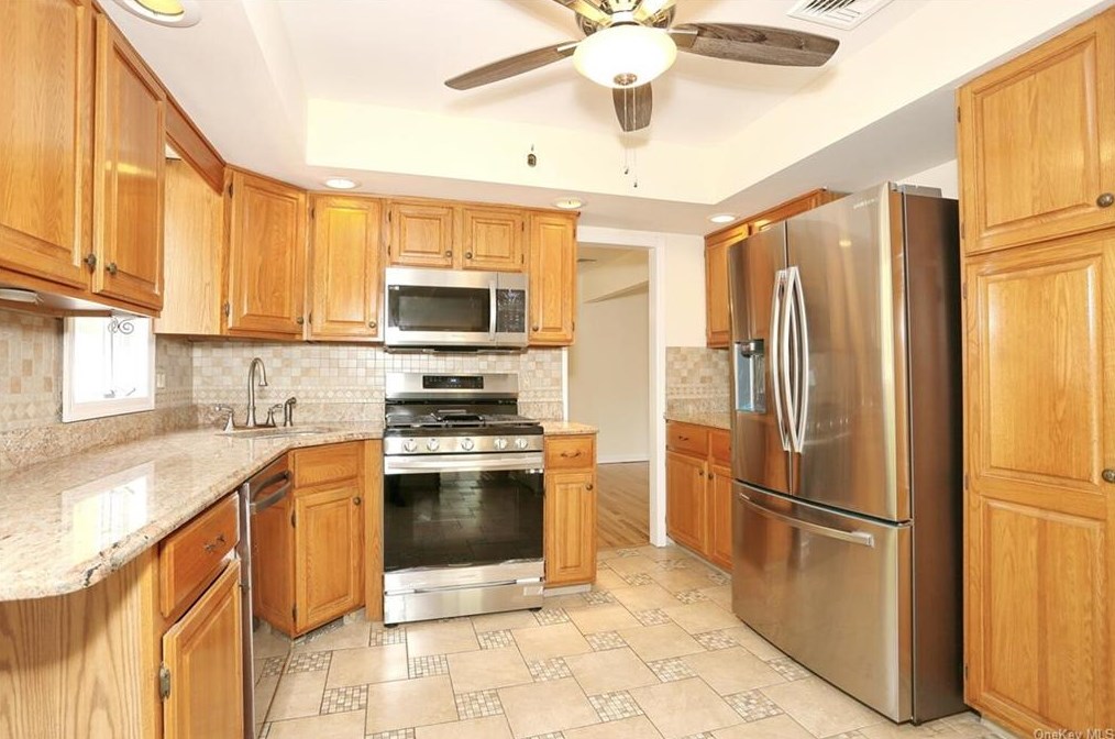 95 Violet Dr, Chestnut Ridge NY  10965-1212 exterior