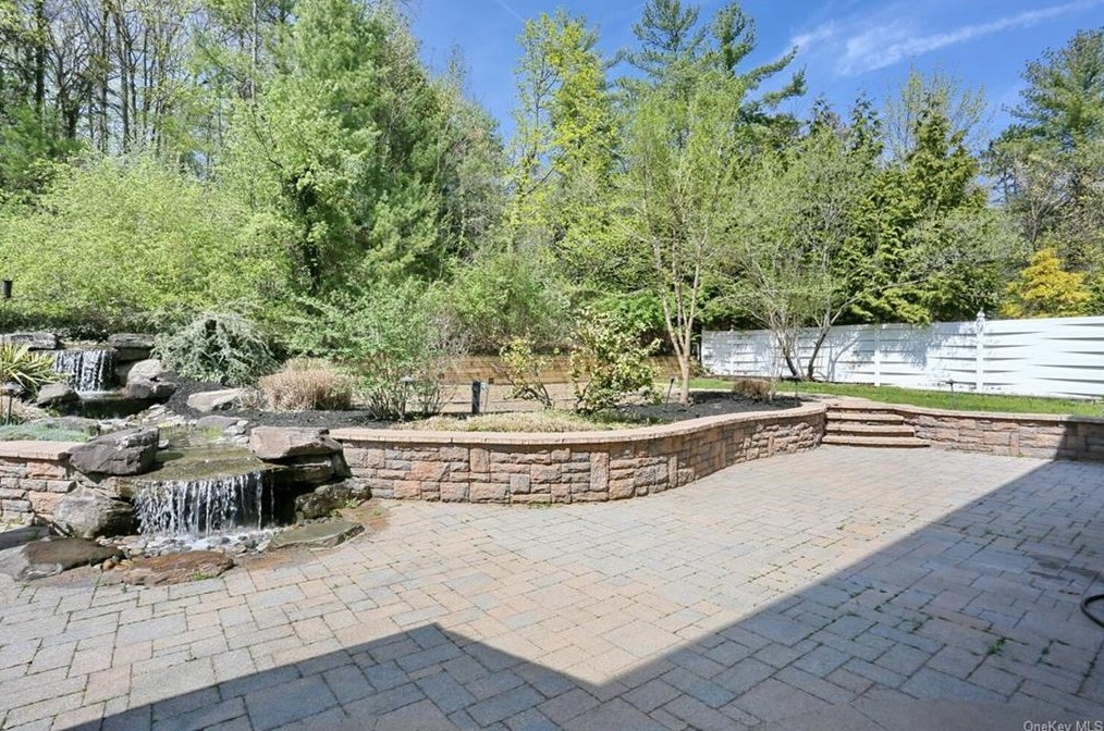 95 Violet Dr, Chestnut Ridge NY  10965-1212 exterior