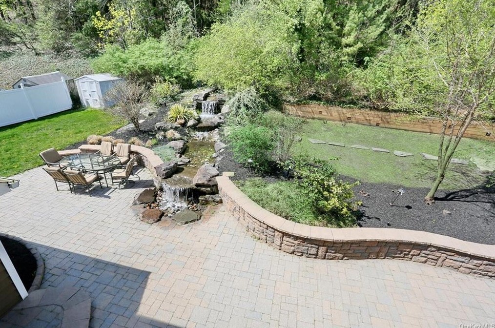 95 Violet Dr, Chestnut Ridge NY  10965-1212 exterior