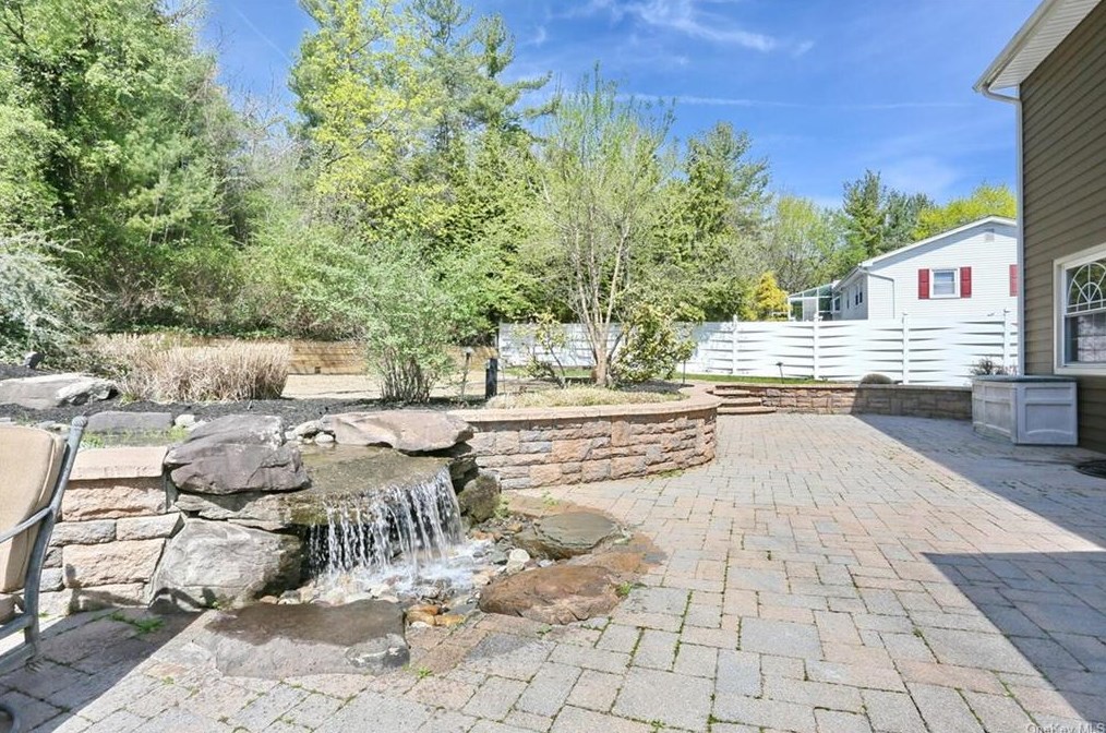 95 Violet Dr, Chestnut Ridge NY  10965-1212 exterior